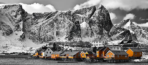 Array Lofoten Reine Panorama mit gelben Häuser von Rolf Fischer