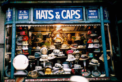 Array Hats and Caps                    von Ruth Orkin