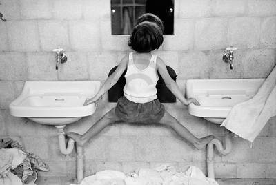 Array Tirza on Sinks                   von Ruth Orkin