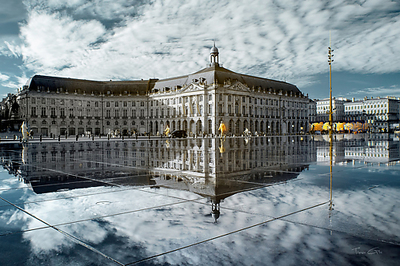 Array Water Mirror, Bordeaux von Tonee Gee