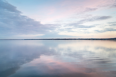 100cm x 66.67cm Bellingham Bay Clouds Reflection II von Alan Majchrowitz