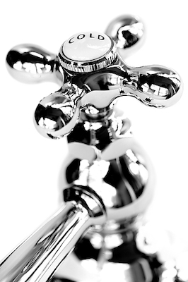 60cm x 90cm Faucet I von Doug Hall