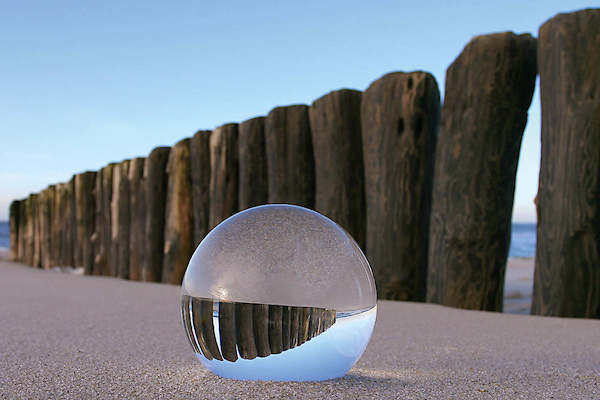 Array Kugel im Sand von Gerhard Rossmeissl