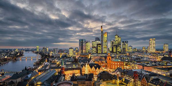 Array Frankfurt Evening Skyline von Michael Abid