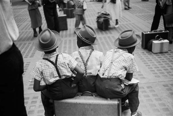 58cm x 39cm Three Boys on Suitcase von Ruth Orkin