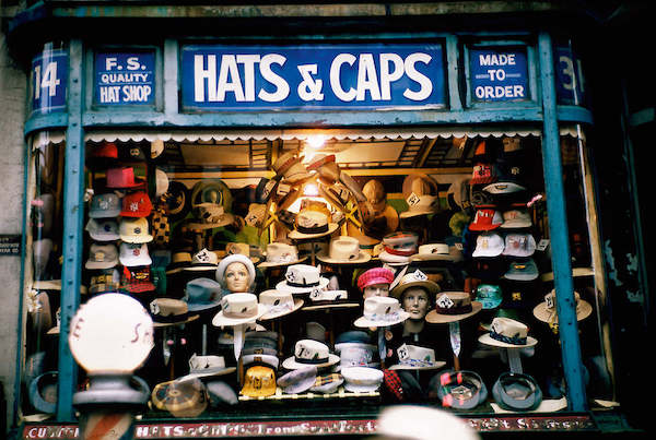 Array Hats and Caps von Ruth Orkin