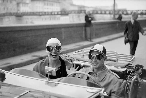 Array Couple in MG von Ruth Orkin