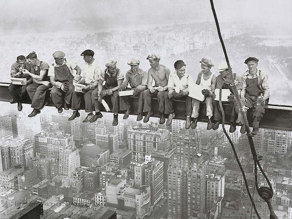 80cm x 60cm Eating above Manhattan von Charles Ebbets