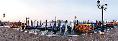 Array Gondeln in Venedig von Rolf Fischer