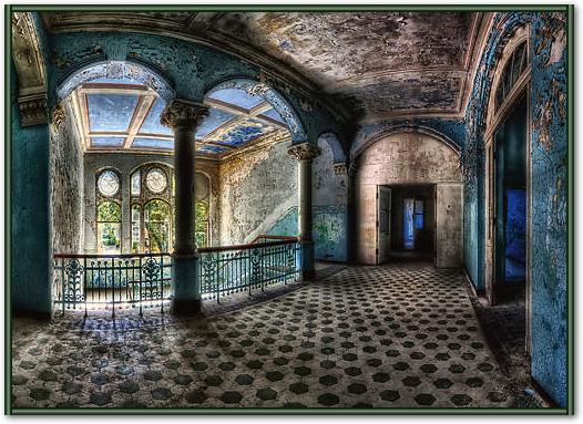 Beautiful Decay von Matthias Haker