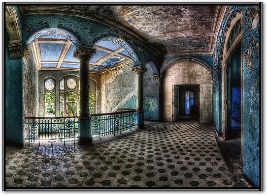 Beautiful Decay von Matthias Haker