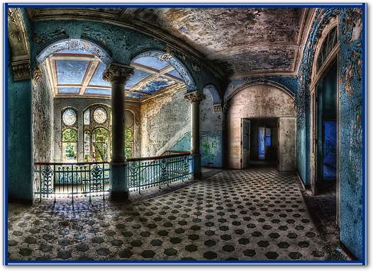 Beautiful Decay von Matthias Haker