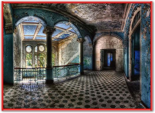 Beautiful Decay von Matthias Haker