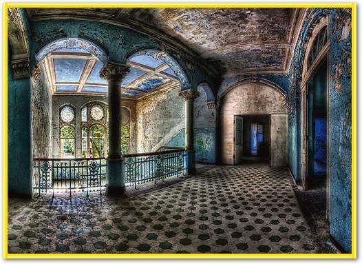 Beautiful Decay von Matthias Haker