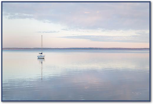 Sailboat in Bellingham Bay I von Alan Majchrowitz