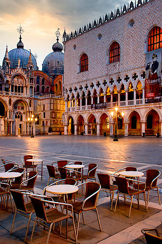 Piazza San Marco at Sunrise 2 von Alan Blaustein