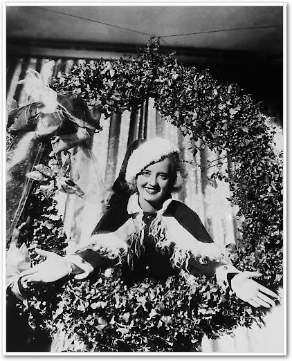 Bette Davis Christmas Wreath von Hollywood Photo Archive