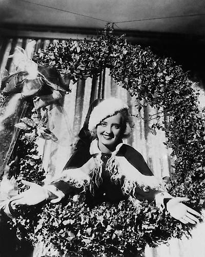 Bette Davis Christmas Wreath von Hollywood Photo Archive