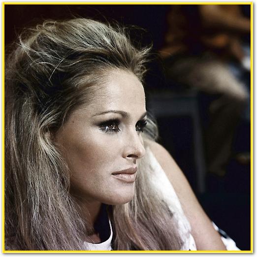 Ursula Andress von Hollywood Photo Archive