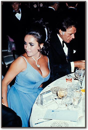 Elizabeth Taylor and Richard Burton at the Oscars von Hollywood Photo Archive