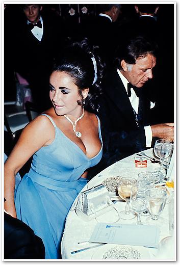 Elizabeth Taylor and Richard Burton at the Oscars von Hollywood Photo Archive