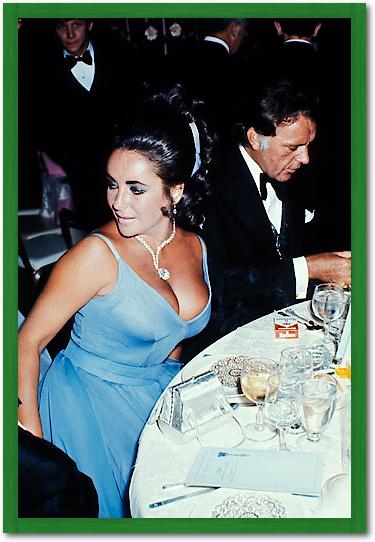 Elizabeth Taylor and Richard Burton at the Oscars von Hollywood Photo Archive