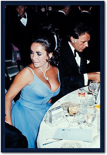 Elizabeth Taylor and Richard Burton at the Oscars von Hollywood Photo Archive