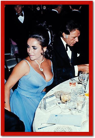 Elizabeth Taylor and Richard Burton at the Oscars von Hollywood Photo Archive