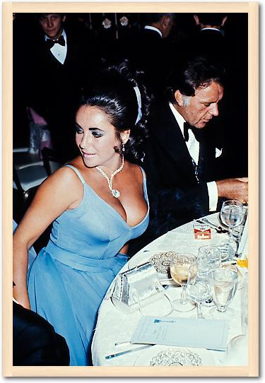 Elizabeth Taylor and Richard Burton at the Oscars von Hollywood Photo Archive