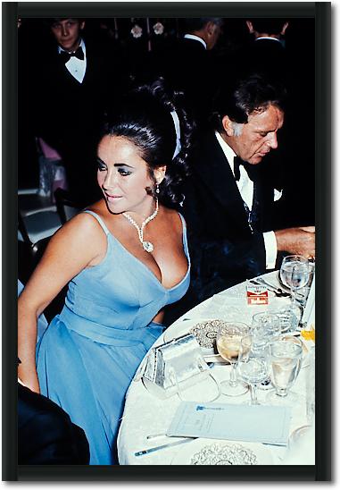 Elizabeth Taylor and Richard Burton at the Oscars von Hollywood Photo Archive