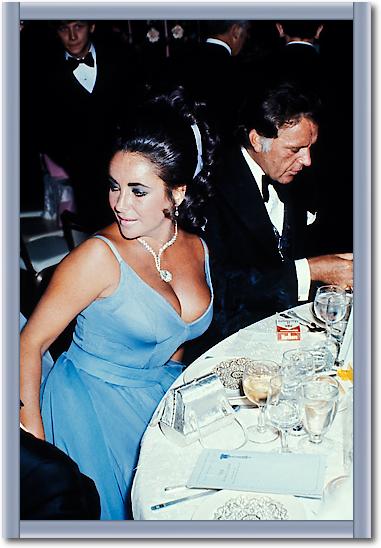 Elizabeth Taylor and Richard Burton at the Oscars von Hollywood Photo Archive