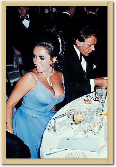 Elizabeth Taylor and Richard Burton at the Oscars von Hollywood Photo Archive