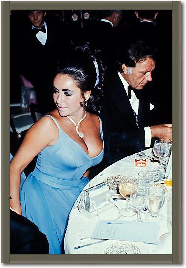 Elizabeth Taylor and Richard Burton at the Oscars von Hollywood Photo Archive