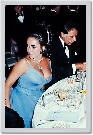 Elizabeth Taylor and Richard Burton at the Oscars von Hollywood Photo Archive