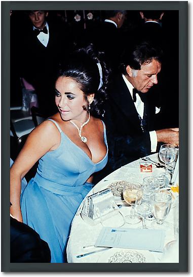 Elizabeth Taylor and Richard Burton at the Oscars von Hollywood Photo Archive