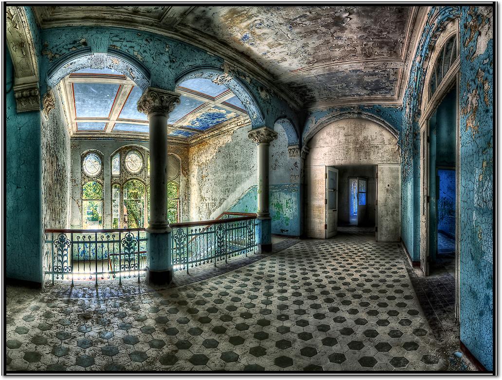 Beautiful Decay von Matthias Haker