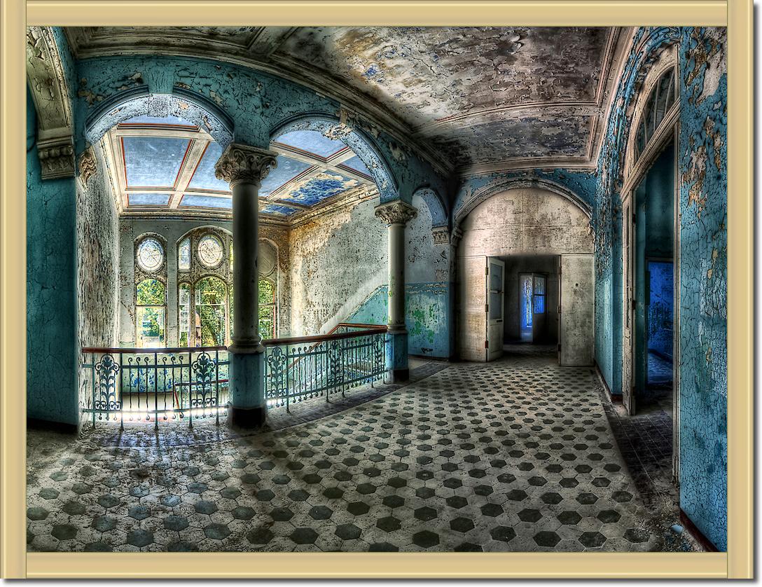 Beautiful Decay von Matthias Haker